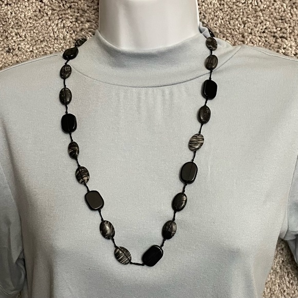 Necklace Individually Knotted Black Gray Lined Webbed Vein Smooth Stone Necklace - Picture 7 of 8